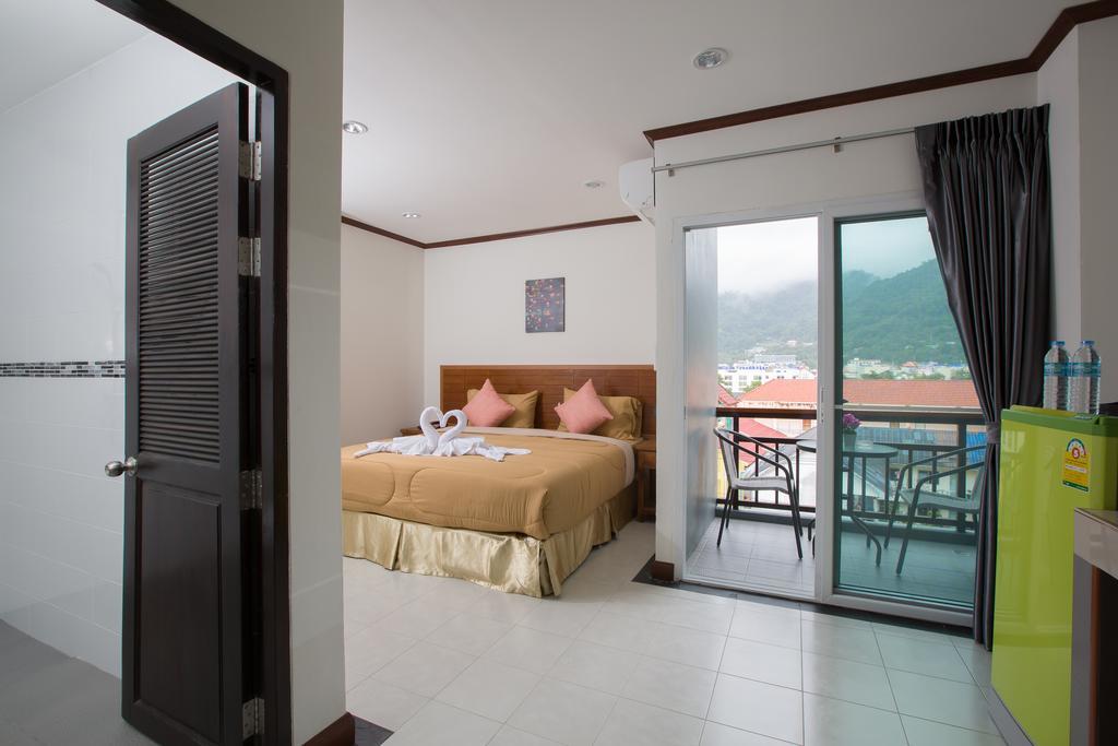 Chusri Hotel Patong Værelse billede
